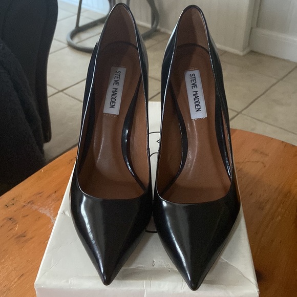 Almost perfect condition. Patent leather classic black stilettos - Picture 1 of 2